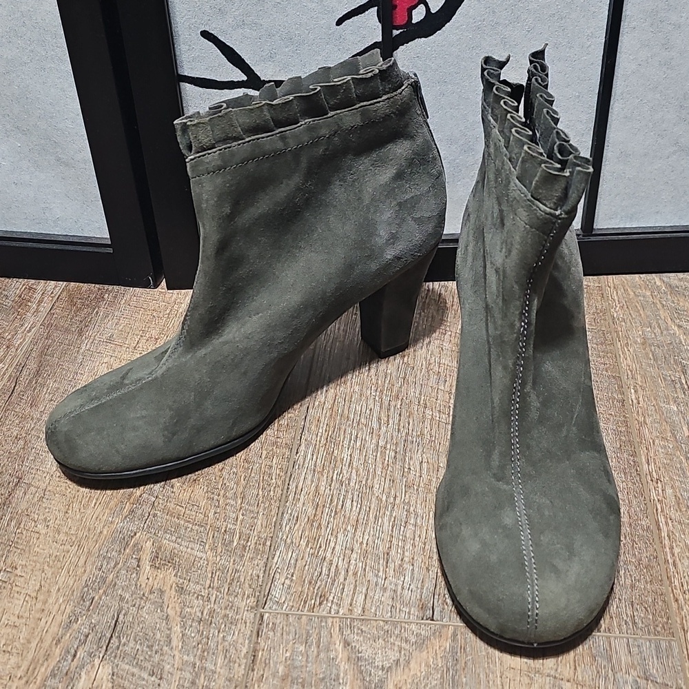 Aerosoles Stylish Gray Suede Ankle Boots Size 8